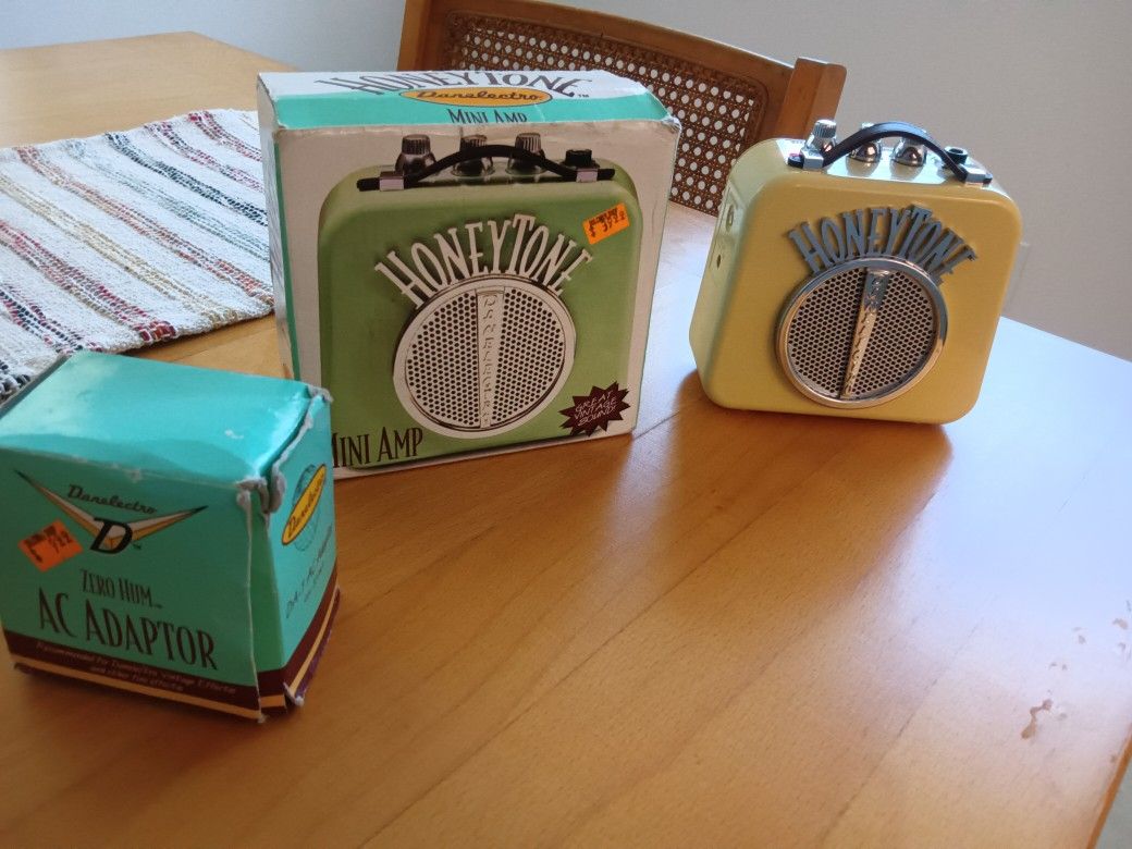 Vintage 1998 Honeytone Danelectro Mini Practice Guitar Amp In Original Boxes. 9 Volt And Power Adapter Included
