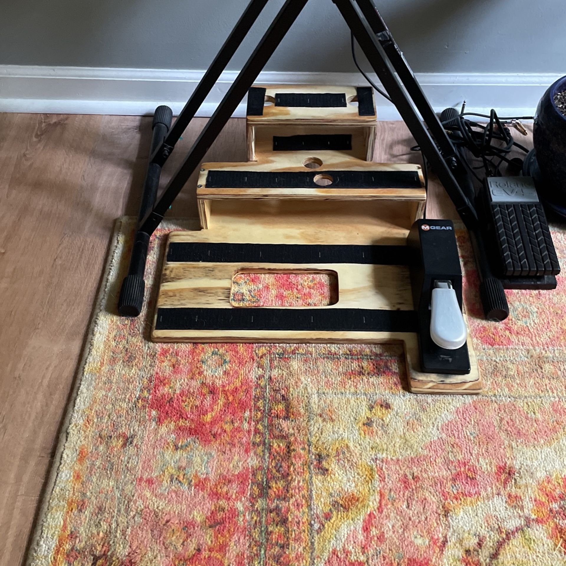 FREE guitar Pedalboard for Under Keyboard