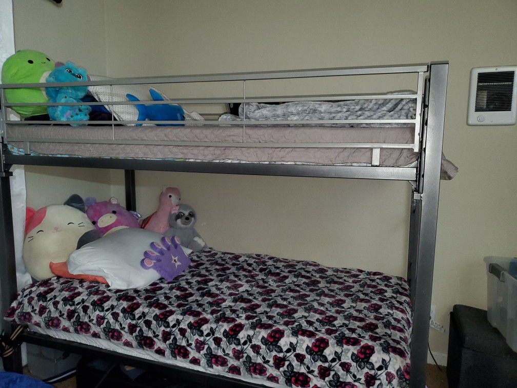 Twin bunk bed