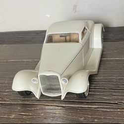 Jada Toys 1932 Ford Die-Cast Model Car | 1:24 Scale | Chrome Wheels | Display Ready