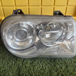 2005 Chrysler 300 RH Side Headlight 