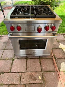 Wolf DF304 30" Dual Fuel Range with 4 Sealed Burners