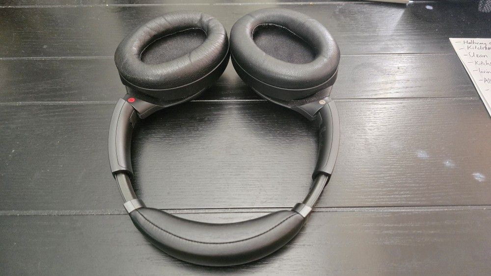 Like-new Sony Noise Cancelling Headphones WH-1000XM3