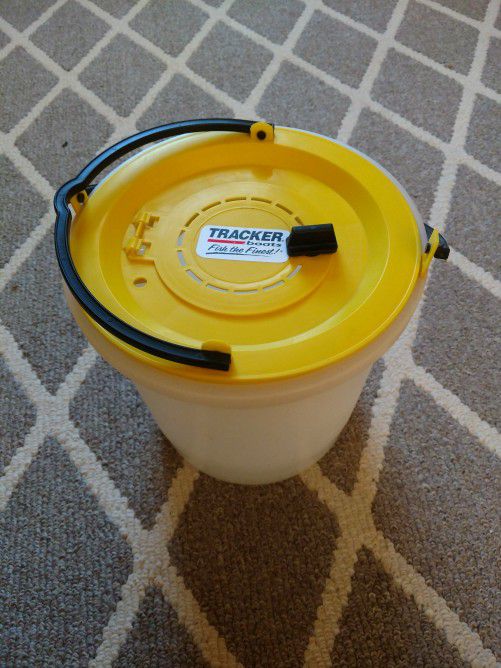Tracker Minnow/ Bait Bucket for Sale in Vacaville, CA - OfferUp