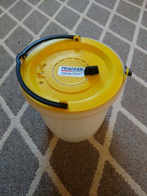 Tracker Minnow/ Bait Bucket