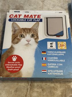New Petmate 304W Cat Mate Lockable Cat Flat