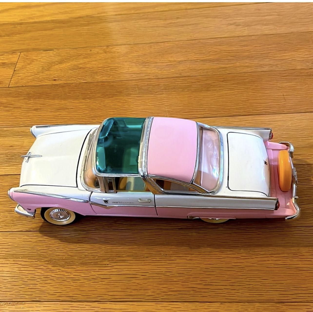 Collectible 1955 Ford Fairlane Crown Victoria diecast metal Car 1/18 scale