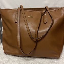  Coach Signature Tote