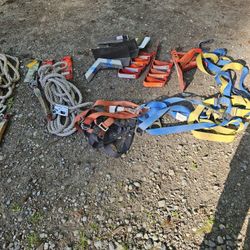 SAFETY HARNESSES AND ASSESSORIES FOR ROOFING 