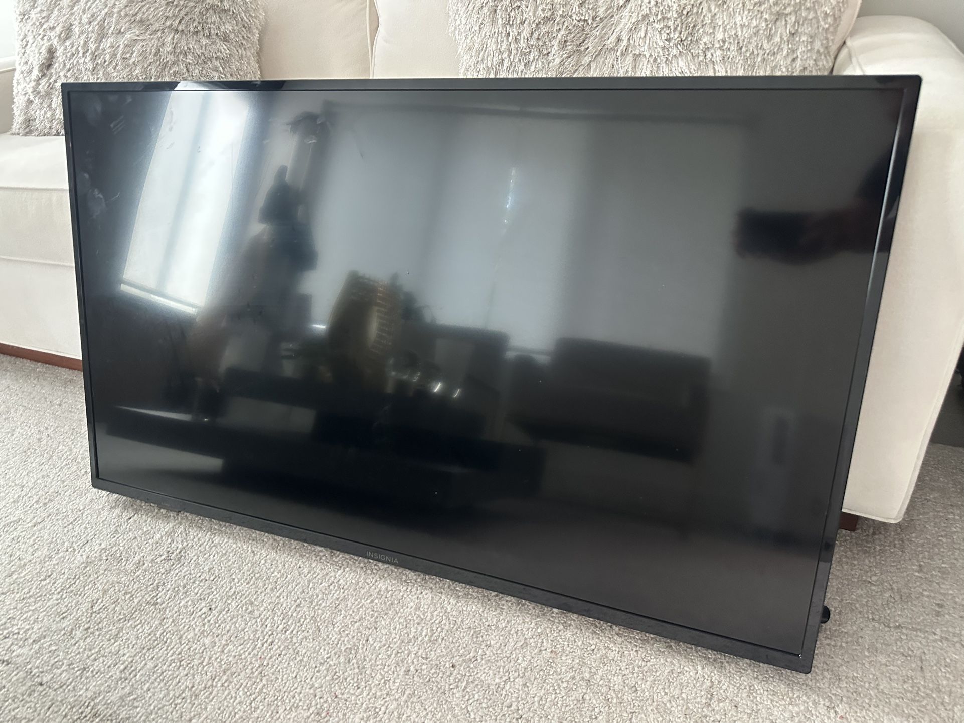 Insignia TV 50” With Wall Mount
