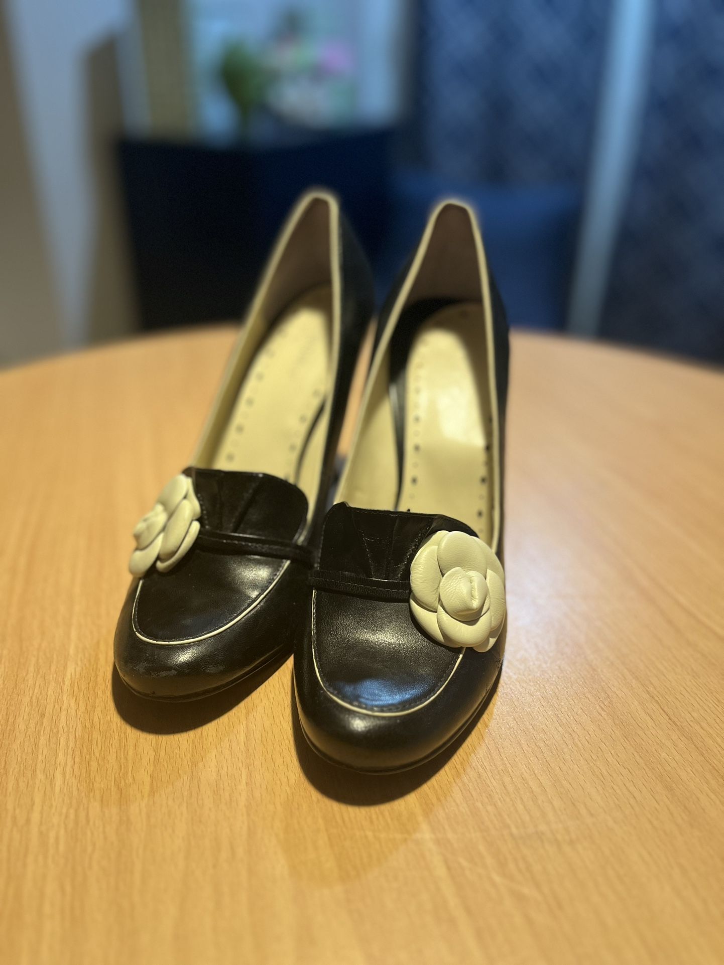 BCBG Black High-Heeled Loafers/ Pumps With White Flower, Women’s Size 10