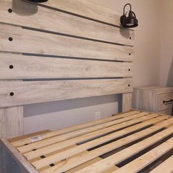 Queen 👑 Bedroom Set Good Condition. No Scratches. Moving Sale