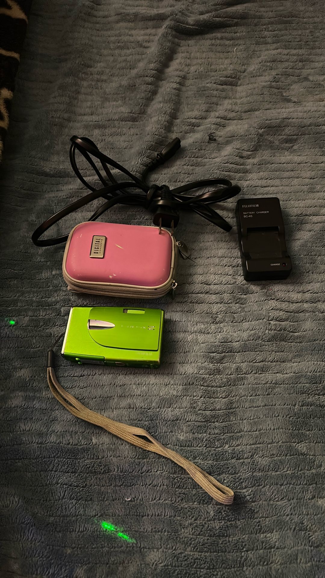 Green Fuji film z20fd digital camera with case and charger