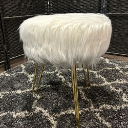 Costway Faux Fur Vanity Chair Makeup Stool Furry Padded Seat Round Ottoman White