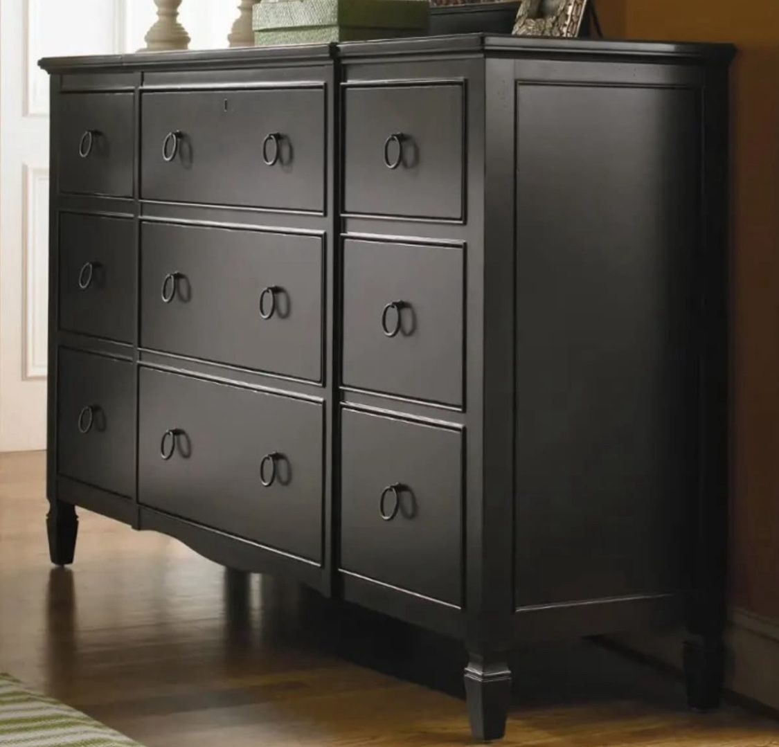 Universal Furniture 9-Drawer Dresser (Black)