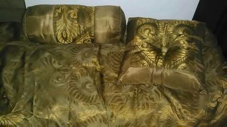 Queen comforter/bedding set! Comforter, 2 pillow shams, 2 decor pillow