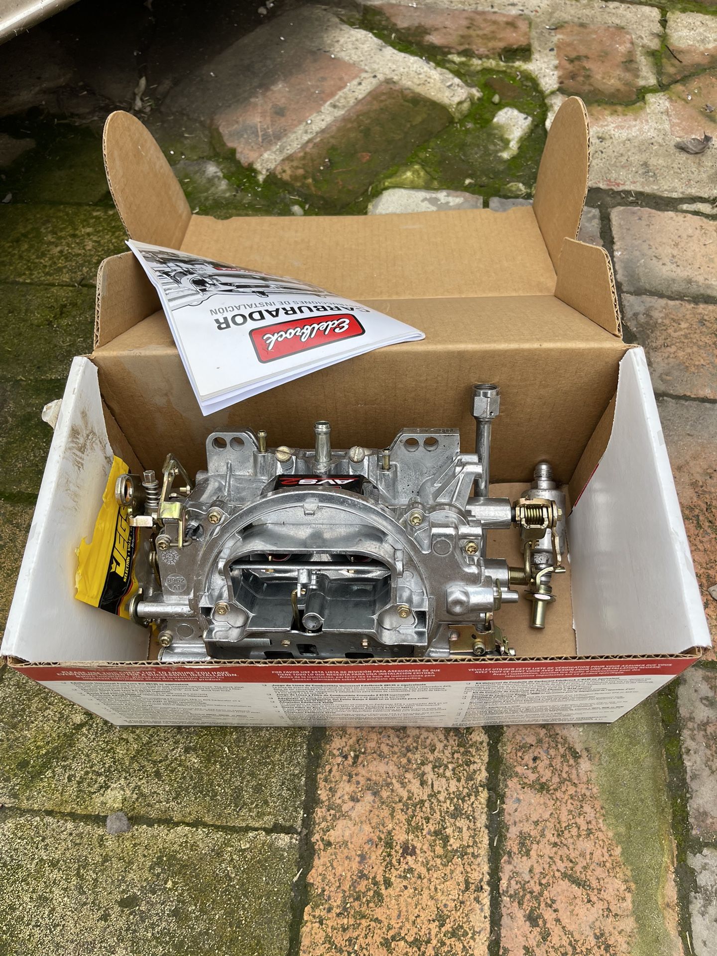 Edelbrock Carburetor And Breather For Chevy 5.7 350