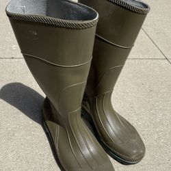 Size 14 army green rubber boots, barely used.