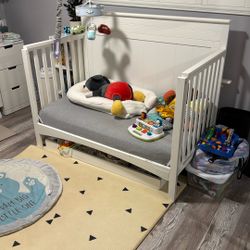 Delta Children’s Skylar 6 In 1 Convertible Crib WHITE 