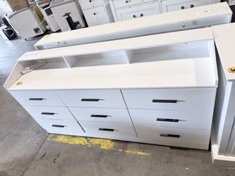 Brand new 9 Drawers Dresser for Bedroom with Power Outlet