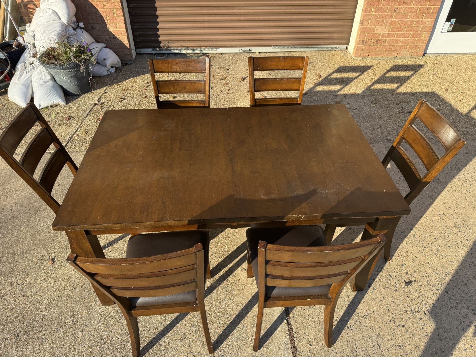 Dining/kitchen Table & 6 Chairs 