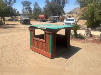 XL dog house
