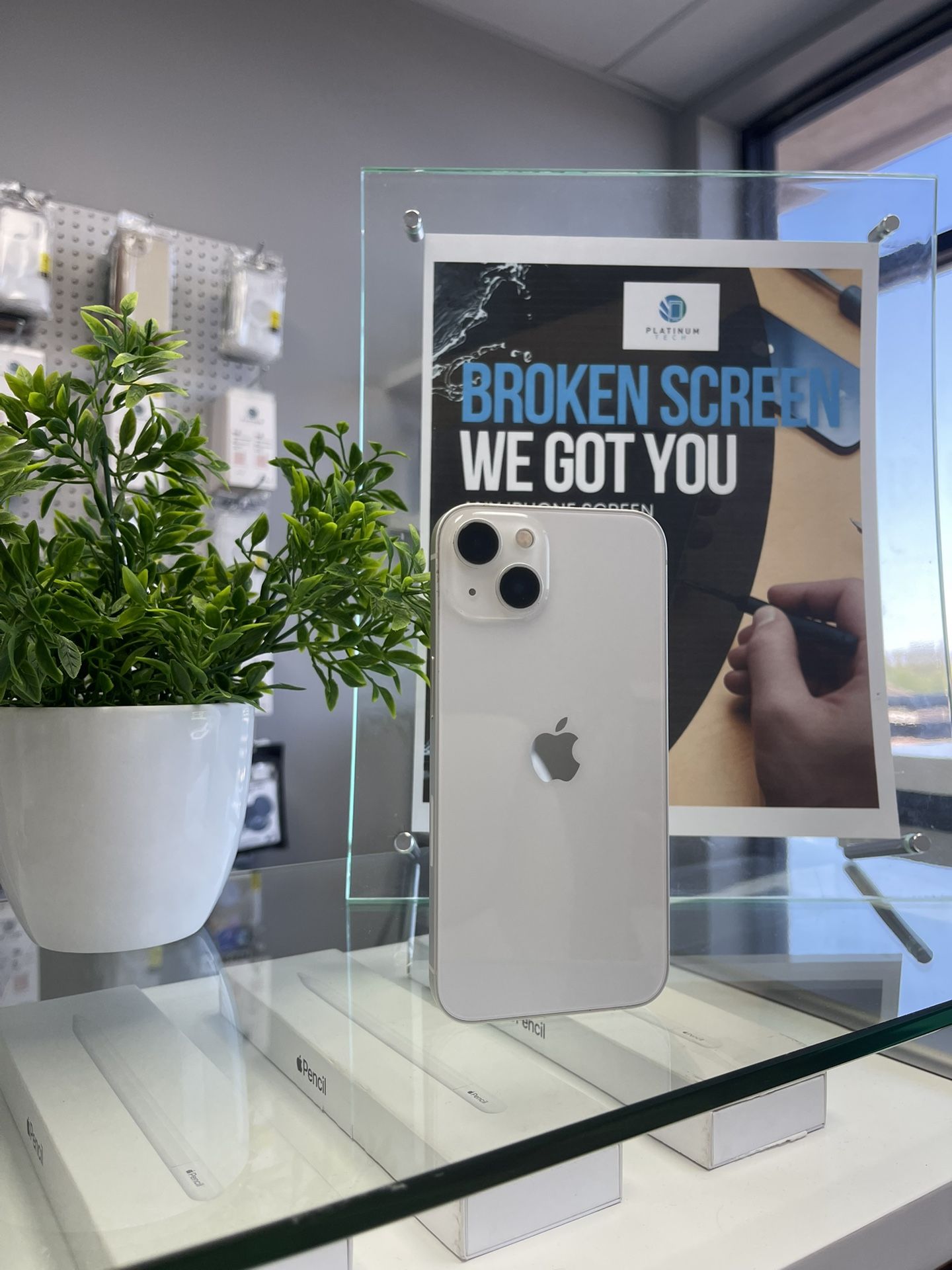 iPhone 13 Unlocked Like New 128GB comes With Warranty And AirPods For Free !!!