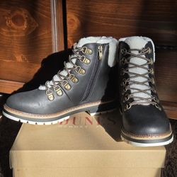 New Women's Boots - Size 8