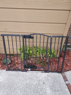 Thruway 52W Series Hands-Free GlideOpen Pressure/Hardware Mounted Pet and Baby Gate, 24"-52" Wide, 33" Tall  Ingenuity