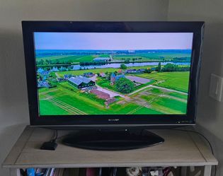 TV 32" Sharp w DVD Player