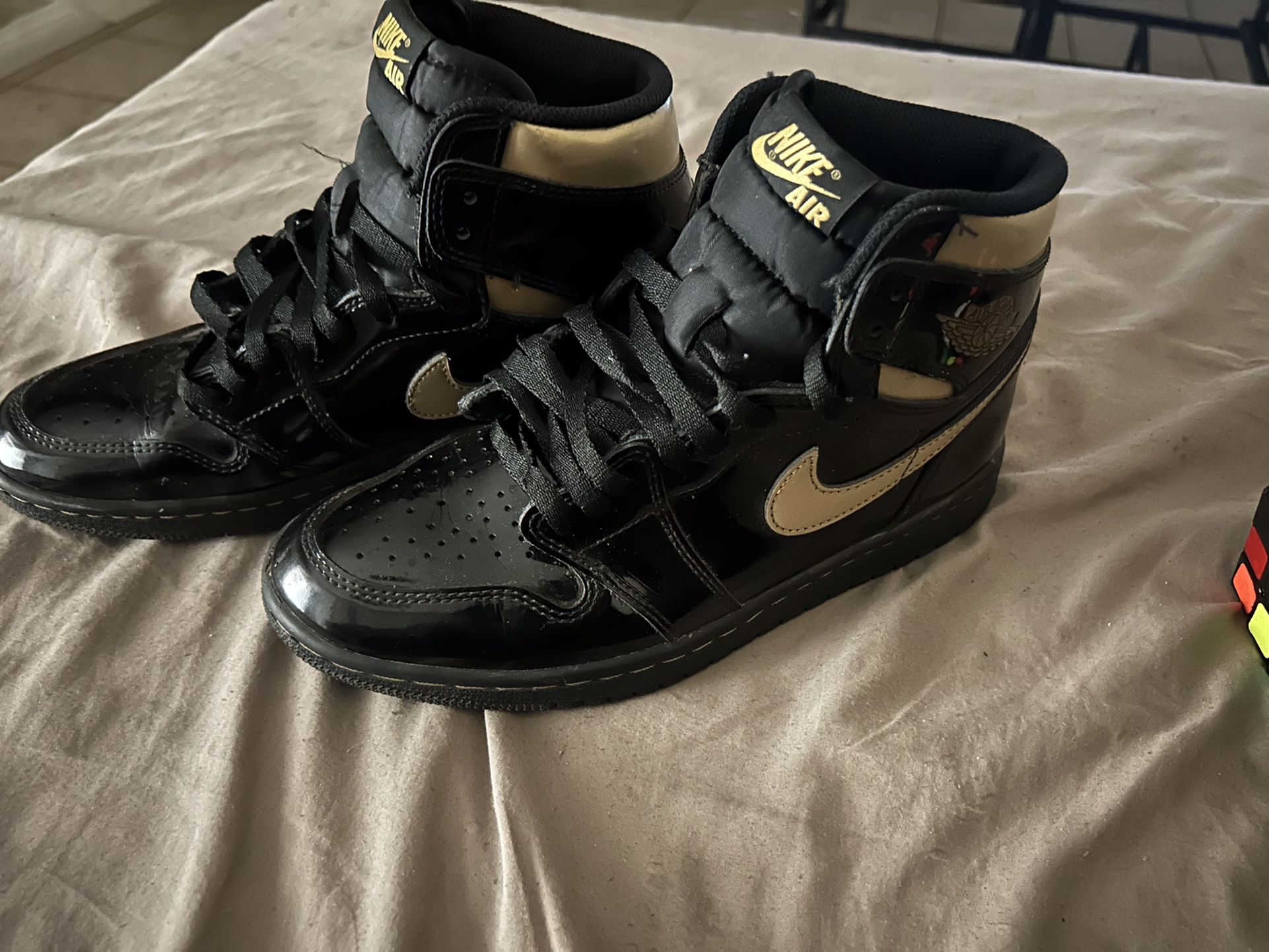 Jordan 1 retro high black metallic gold
