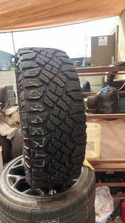 Una Lt 285/60/20 Goodyear wrangler Duratrac 95% Vida Dot 2026
