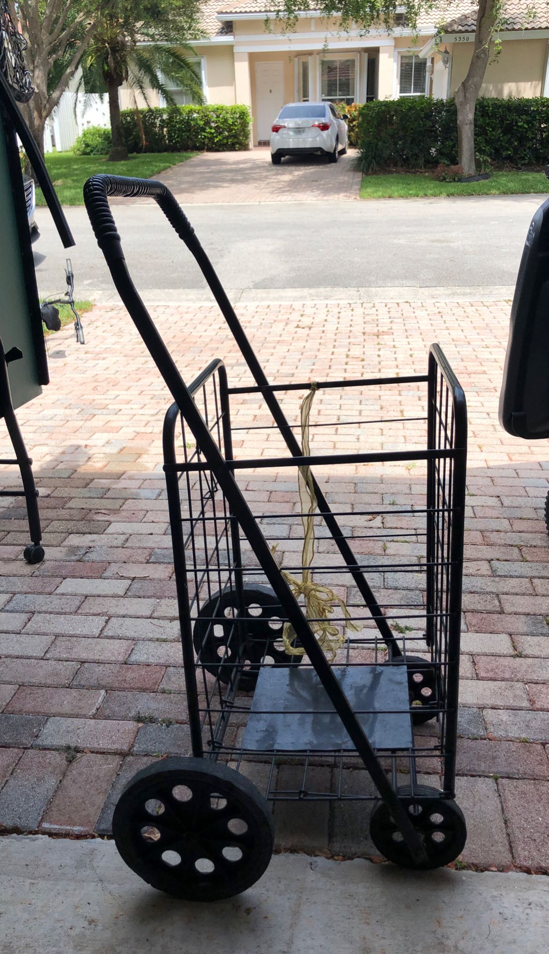 Cart folds up
