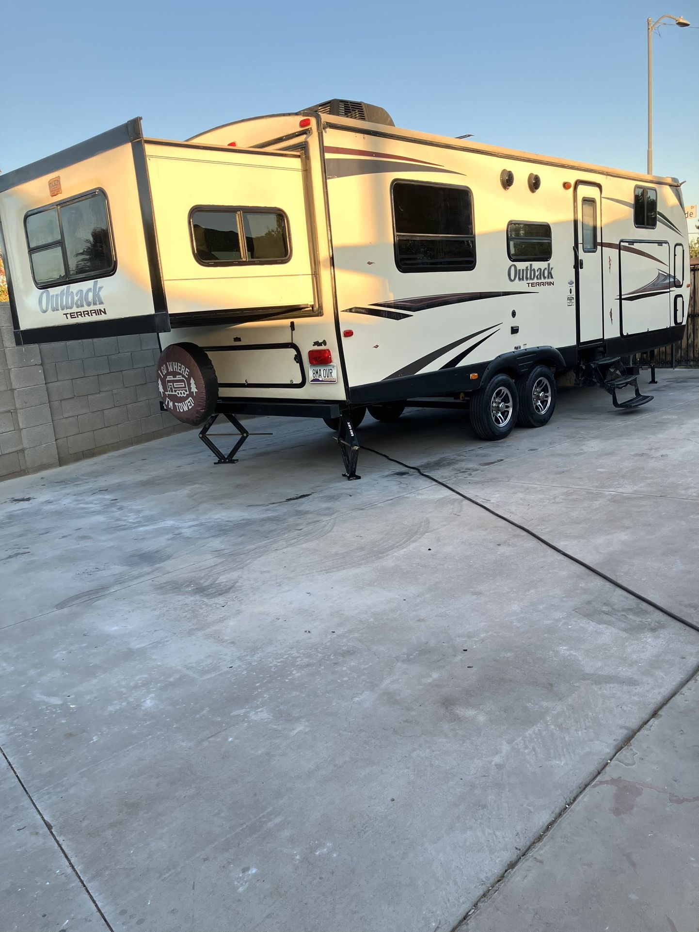 2015 30ft outback double slide out great condition