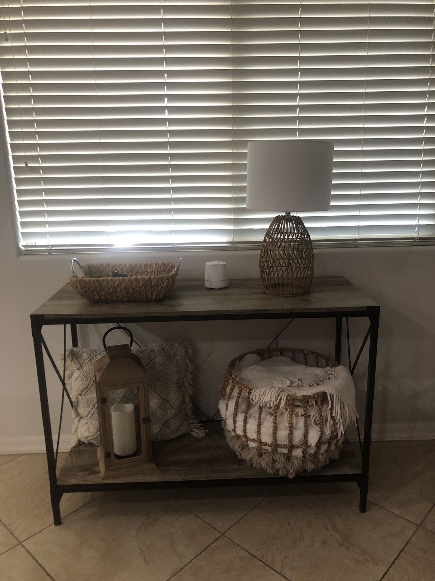 SOFA ENTRY ACCENT TABLE