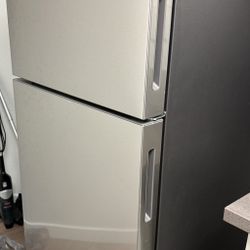 Samsung - 18 cu. ft.  Top Freezer