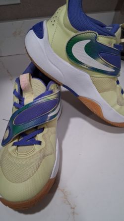 Size 4Y Kid's Nike Team Hustle D11 SE PS 'Luminous