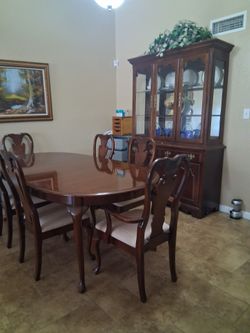Beautiful Thomasville Dining Set & China Cabinet