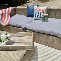 Outdoor Patio Furniture And 2 Ottomans