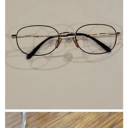 St John Vintage Oval Gold Plated Eyeglasses Frame 48x20x130. Pre-owned, 
very good shape, please see photos for details. Frame only