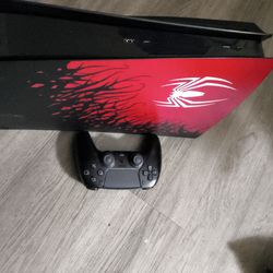 Psn5 dis it coming with things  no games use few time c