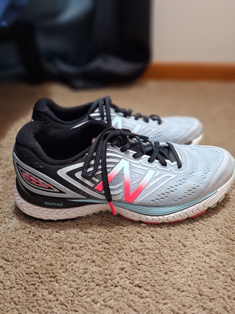 New Balance Women's 880 V8 Shoes size 10.5