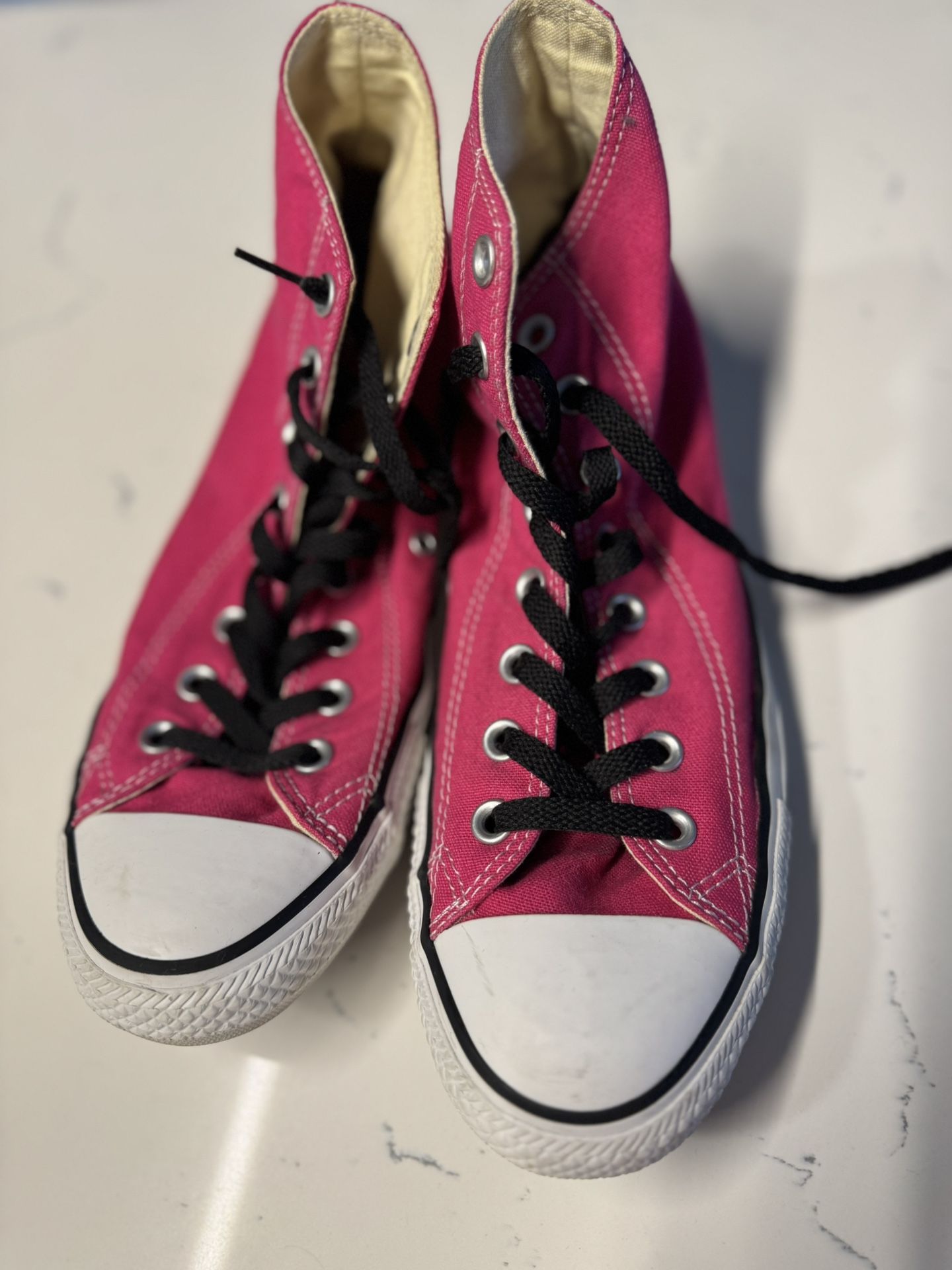 👟⭐️Converse Magenta Chuck Taylors for sale! Unisex (M9 / W11)