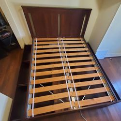 Full Size Bed Frame With Four Drawers. Cama Con Cuatro Cajones, Gabeteros.
