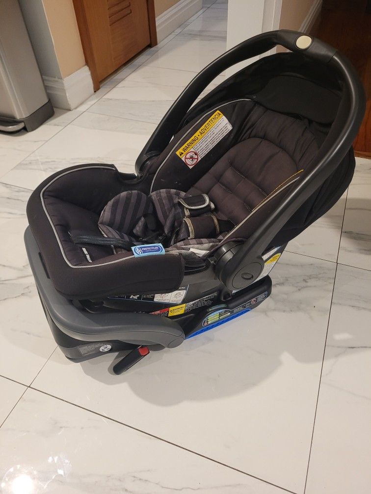 Graco Baby Car Seat with Base