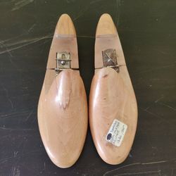 VINTAGE WOOD SHOE MOLDS PAIR 