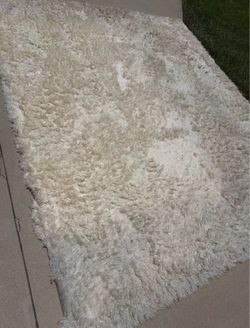 Large white shag rug for sale, 230 x 290 cm.