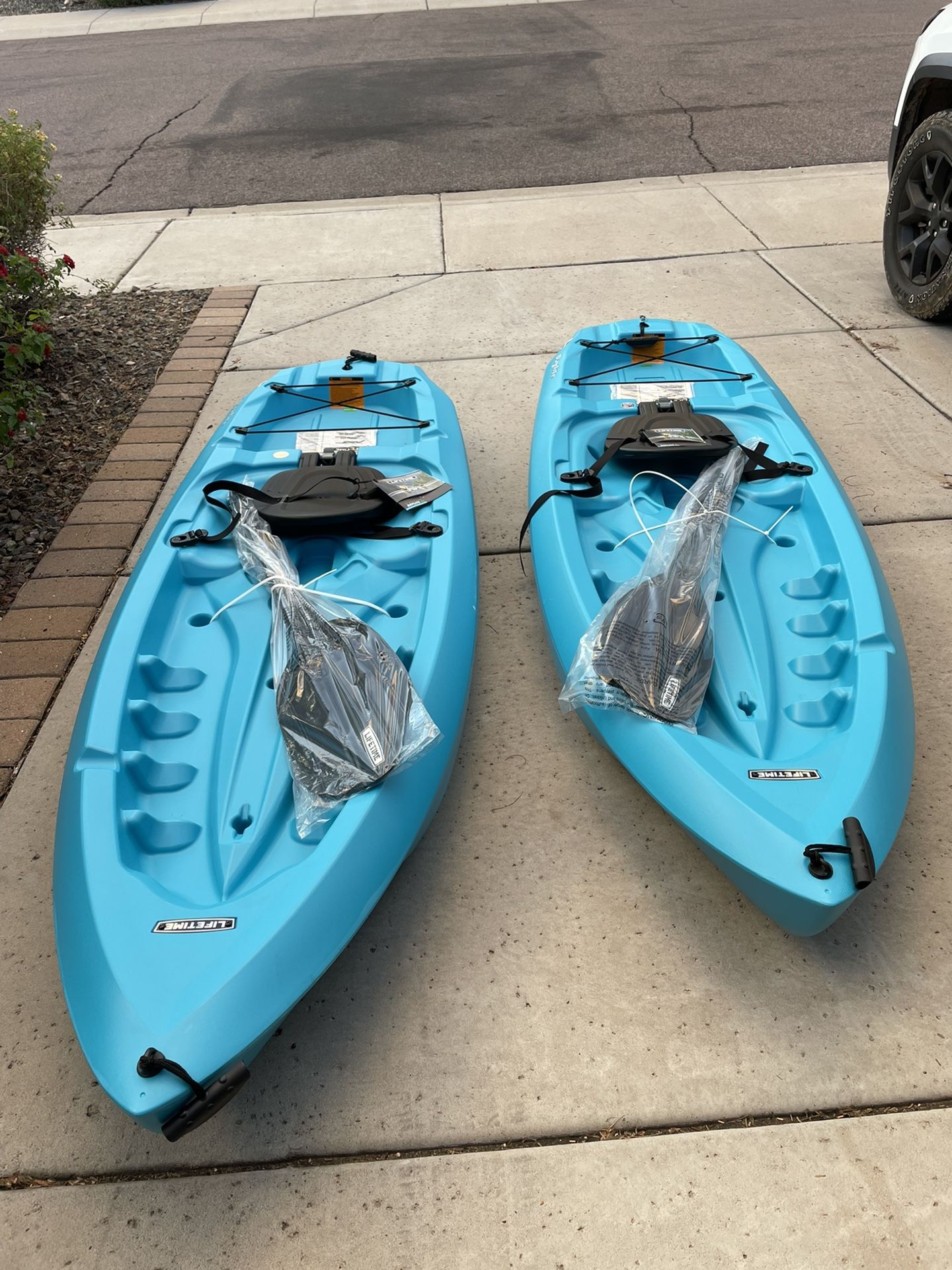LIFETIME DAYLITE 80 SIT ON TOP KAYAK WITH PADDLE BRAND NEW