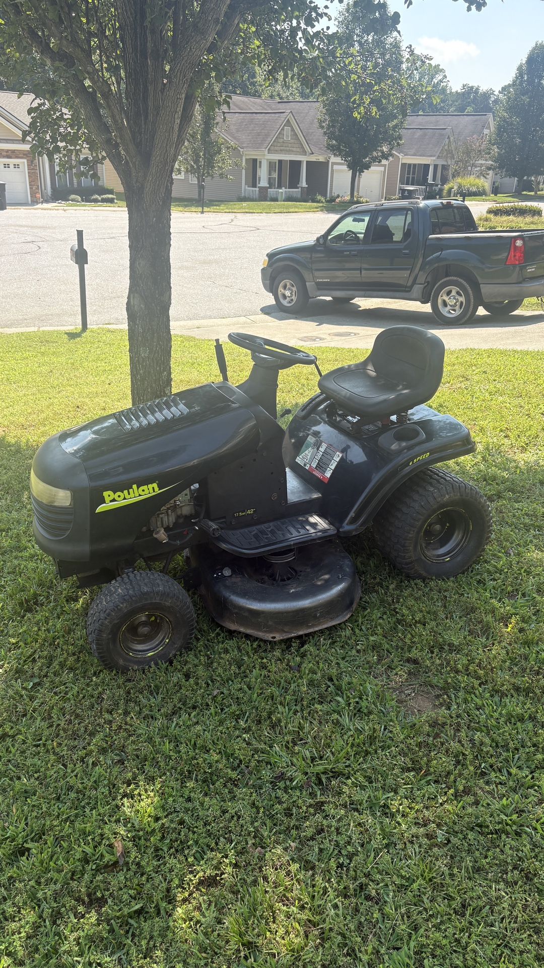 Poulan Pro Riding Lawnmower - 42in Deck