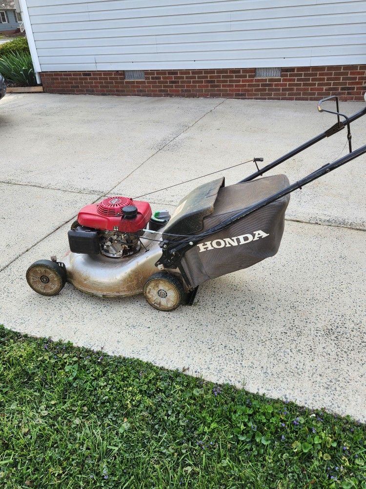 Honda Easy Start Self Propelled Lawnmower 